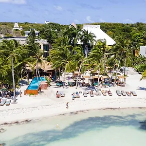 https://nomads-hostel-bar-isla-mujeres.quintano-roohotels.com